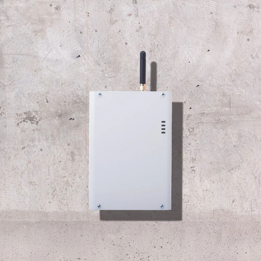PRO+4G communicator mounted on a concrete wall